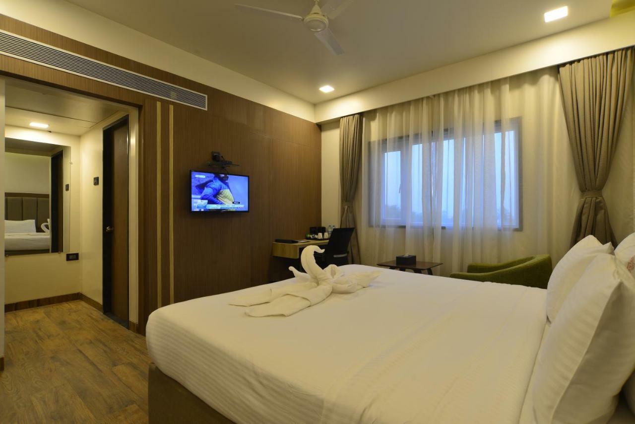 Hotel Jhankar Palace Dhule Exterior photo