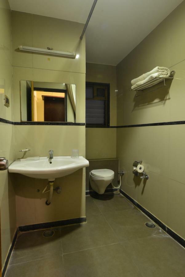Hotel Jhankar Palace Dhule Exterior photo
