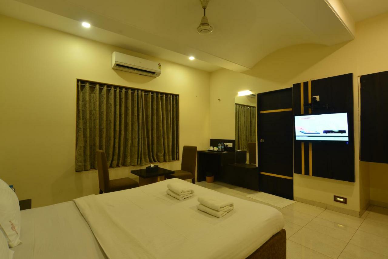 Hotel Jhankar Palace Dhule Exterior photo