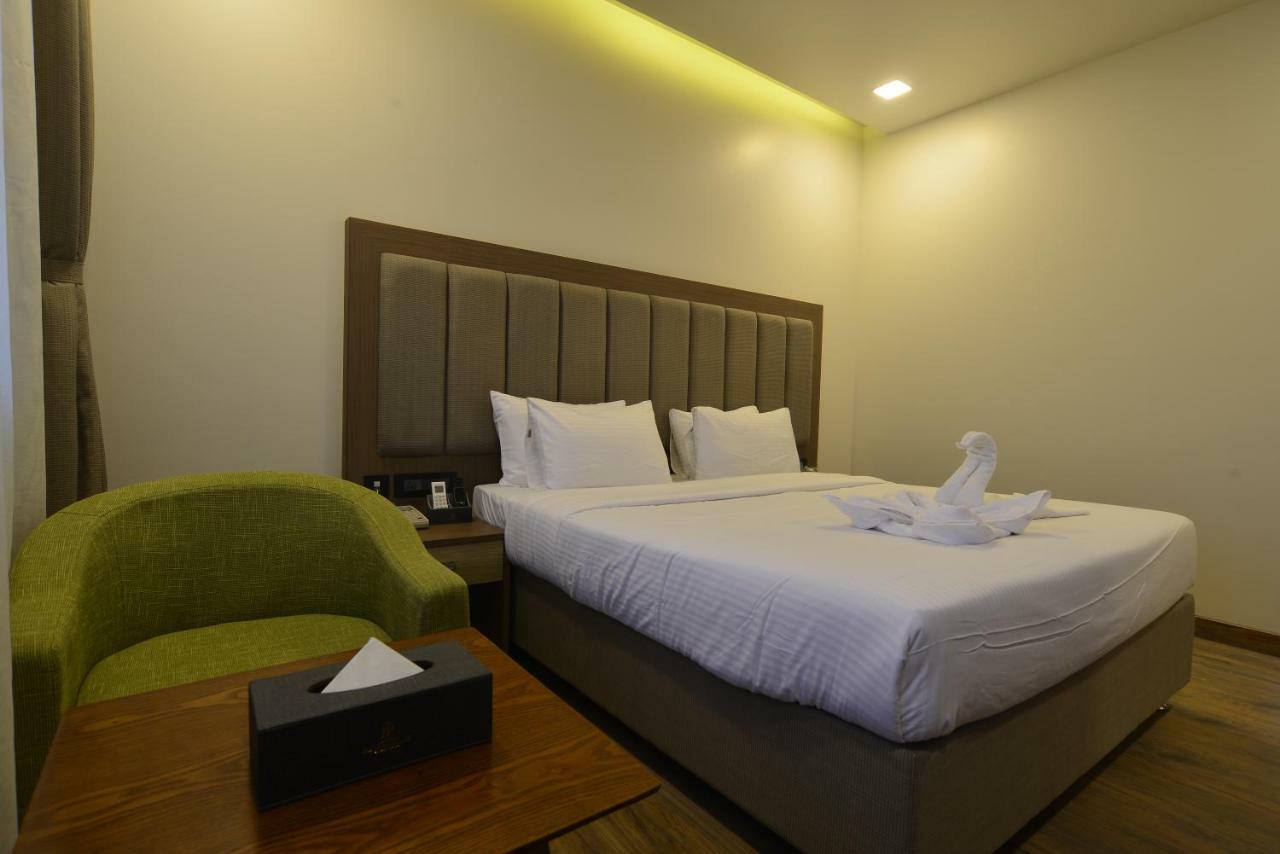 Hotel Jhankar Palace Dhule Exterior photo